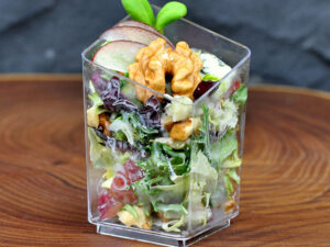 Салат с виноградом, сыром дор-блю, листья салата и грецкие орехи 50 гр
